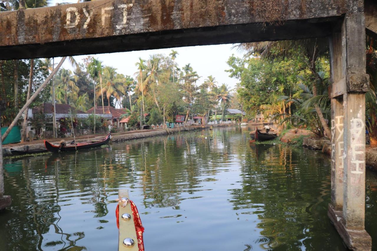 Sreekrishna Houseboat C/O Sreekrishna Ayurveda Panchakarma Centre Alappuzha Exterior photo