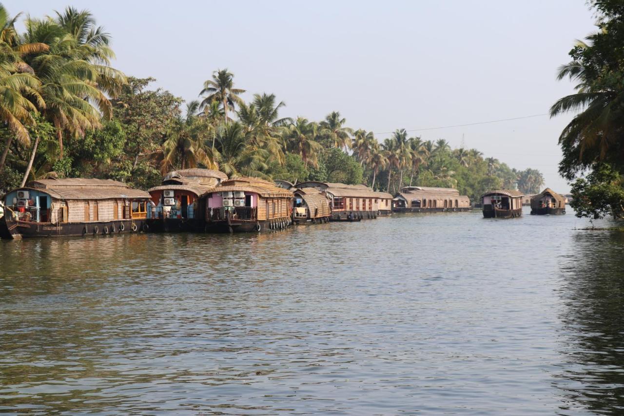 Sreekrishna Houseboat C/O Sreekrishna Ayurveda Panchakarma Centre Alappuzha Exterior photo